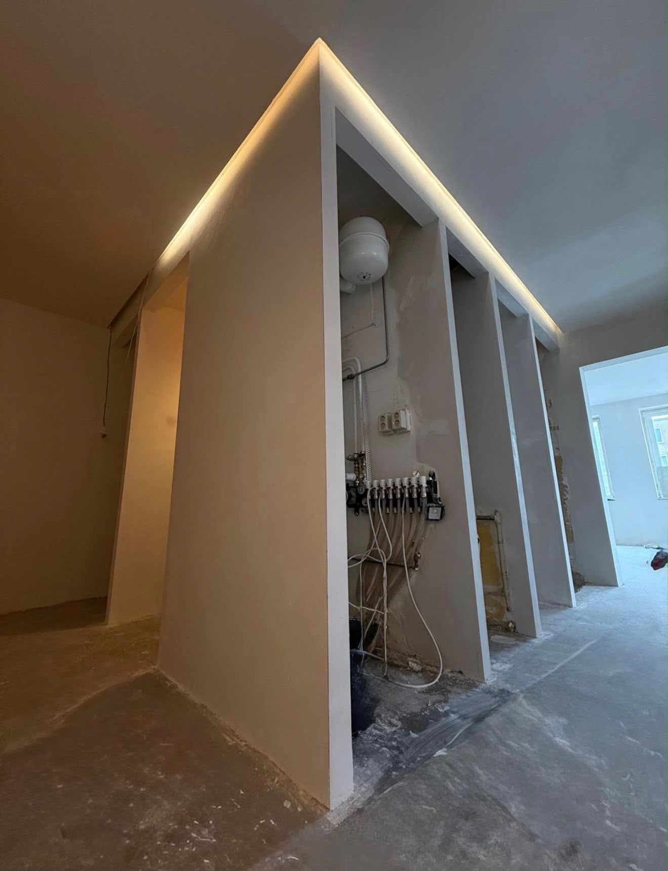 Stucwerk met ingebouwde nis en indirecte verlichting